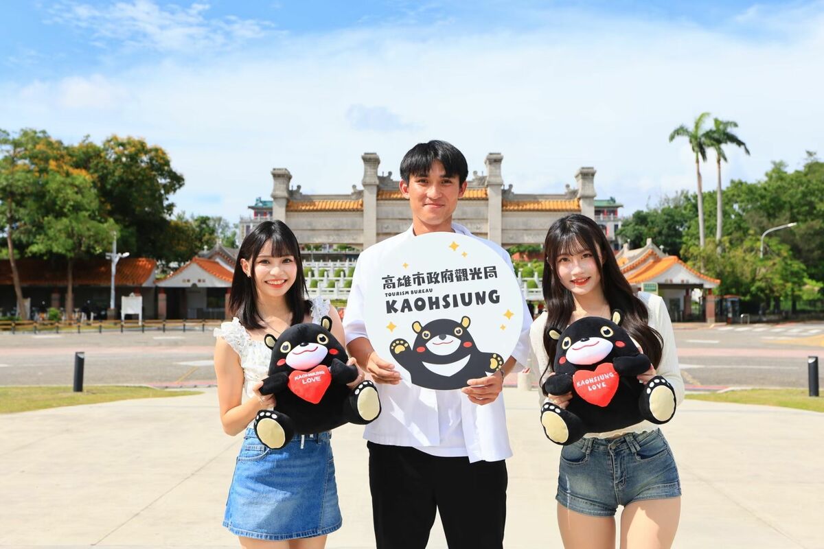 台鋼雄鷹選手陳文杰(中)與啦啦隊Wing Stars李樂、Nina共同宣傳「澄清湖野餐日」與現場消費集點贈票活動。 圖：高雄市觀光局/提供