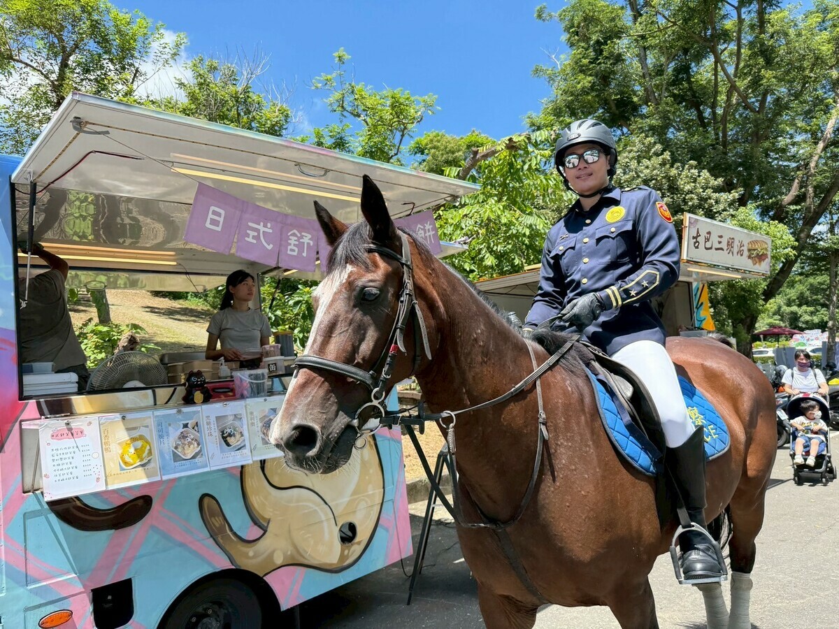 「澄清湖野餐日」活動現場有觀光騎警和餐車。 圖：高雄市觀光局/提供