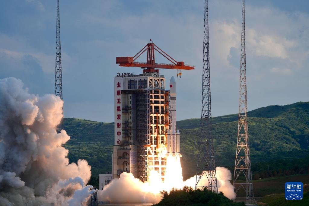 今（7）日凌晨0時34分，中國航天搭載「遙感四十號03組」衛星的長征6A運載火箭成功發射升空。 圖：翻攝自新華社