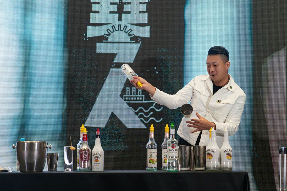 國際冠軍調酒師許博勝現場表演獲得滿堂彩。 圖：高雄市觀光局/提供