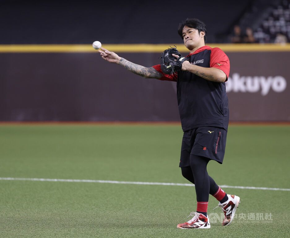 中職味全龍隊一連3天在台北大巨蛋替「大師兄」林智勝舉辦引退系列賽「31CONIC 智勝一擊」，7日賽前林智勝（圖）守備練習。 圖：中央社記者張新偉/攝