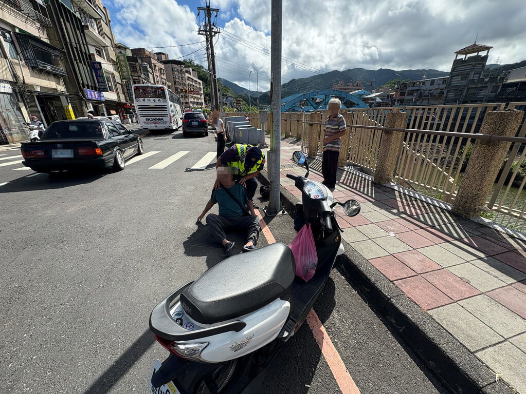 74歲李姓老翁（圖倒地者）6日上午騎機車行經新北市瑞芳區明燈路與瑞八路口時不慎自摔，當場失去意識且呼吸微弱，正巧員警巡邏經過，在黃金救援時間實施心肺復甦術（CPR），將李翁從鬼門關前拉回。（讀者提供）中央社記者王朝鈺傳真　114年9月7日