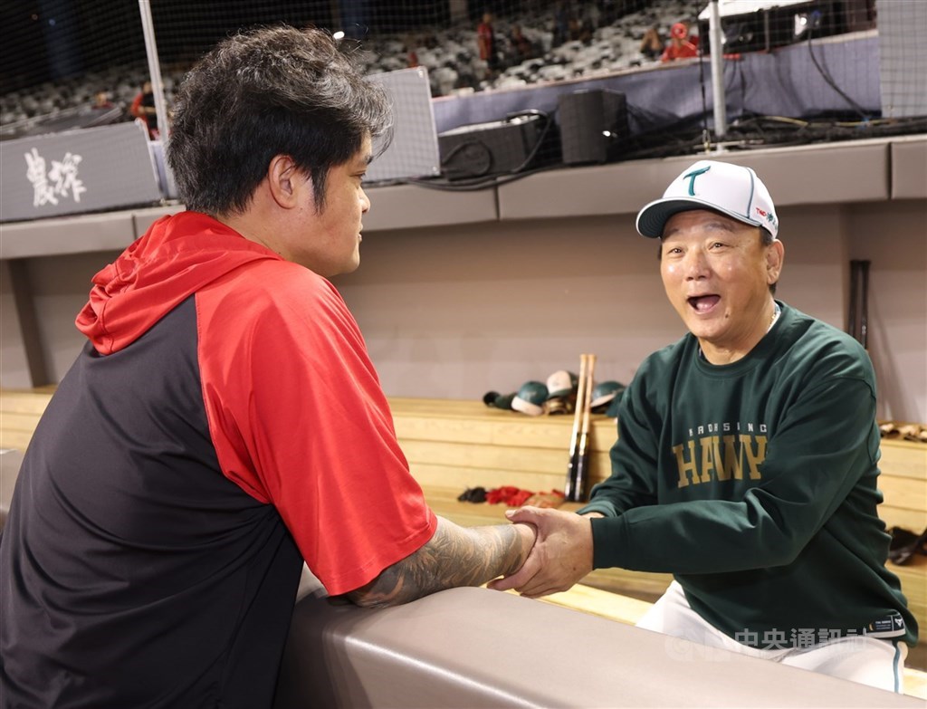 中職味全龍隊一連3天在台北大巨蛋替「大師兄」林智勝舉辦引退系列賽「31CONIC 智勝一擊」，7日賽前林智勝（左）到台鋼雄鷹休息區，向雄鷹隊總教練洪一中（右）握手致意。中央社記者張新偉攝　114年9月7日