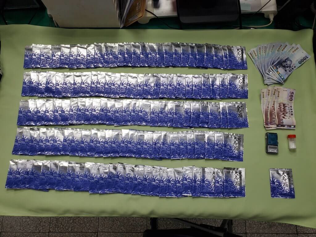 台中市警方查獲，陳姓、洪姓、蘇姓男子等3人，長期無業難以負擔毒品開銷，竟將愷他命、甲基甲基卡西酮裝進「台灣大禹嶺」茶包中販售。（民眾提供）中央社記者趙麗妍傳真　114年9月7日