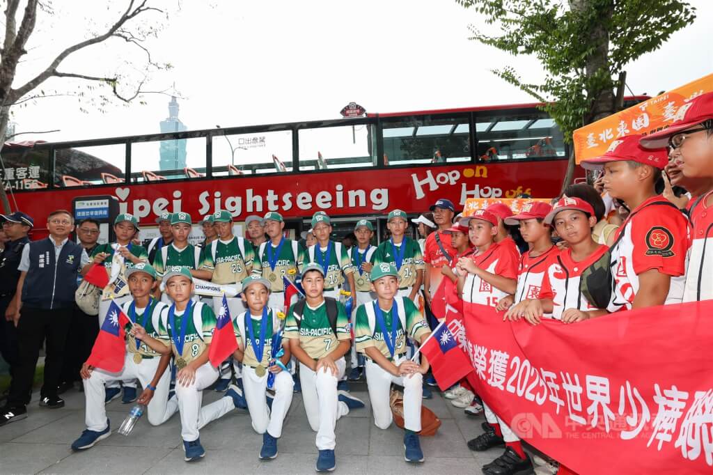 威廉波特世界冠軍東園國小7日下午在台北進行凱旋遊行活動，終點抵達台北大巨蛋，小將們在大巨蛋外合影。 圖：中央社記者吳家昇/攝