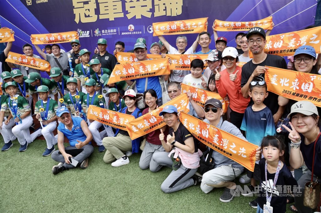 支持民眾到場與選手們合影。 圖：中央社記者張皓安/攝