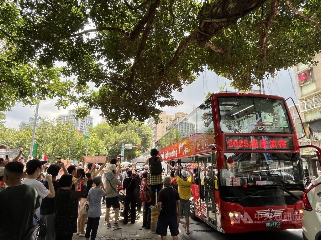 睽違29年，台北市東園國小為台灣奪下威廉波特世界少棒聯盟錦標賽總冠軍。台北市政府特地為東園國小少棒舉辦凱旋遊行，從青年公園棒球場出發，數百人爭睹。 圖：中央社記者楊淑閔/攝