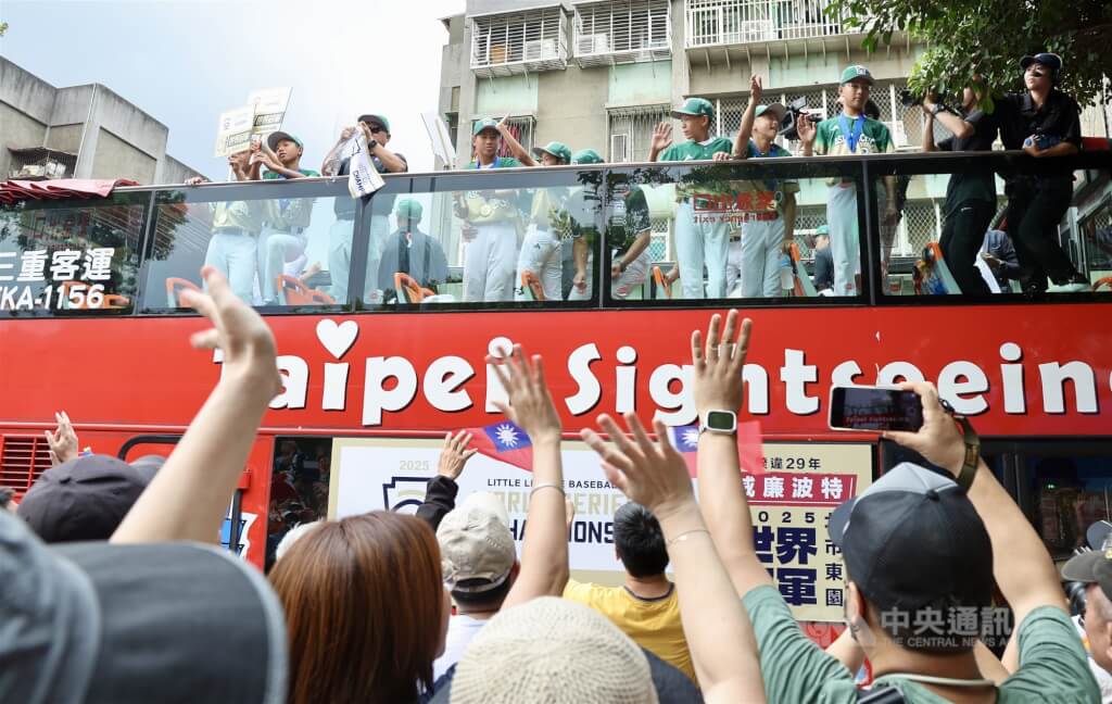 支持民眾向選手揮手致意。 圖：中央社記者張皓安/攝