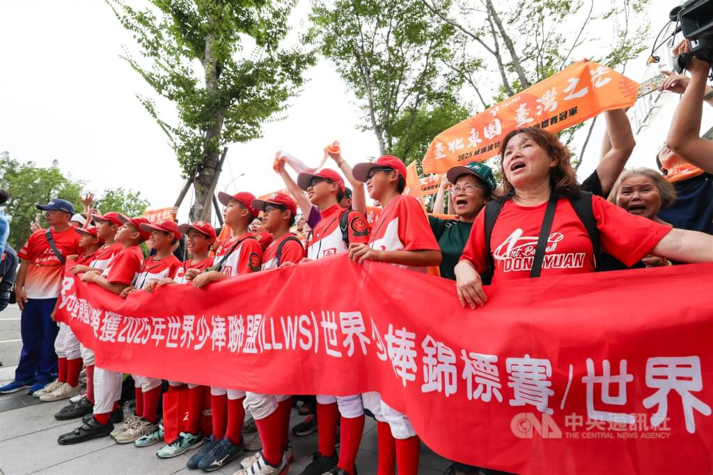 遊行隊伍從青年公園出發，終點抵達台北大巨蛋時，學校加油團在旁迎接。中央社記者吳家昇攝 114年9月7日 圖：中央社記者吳家昇/攝