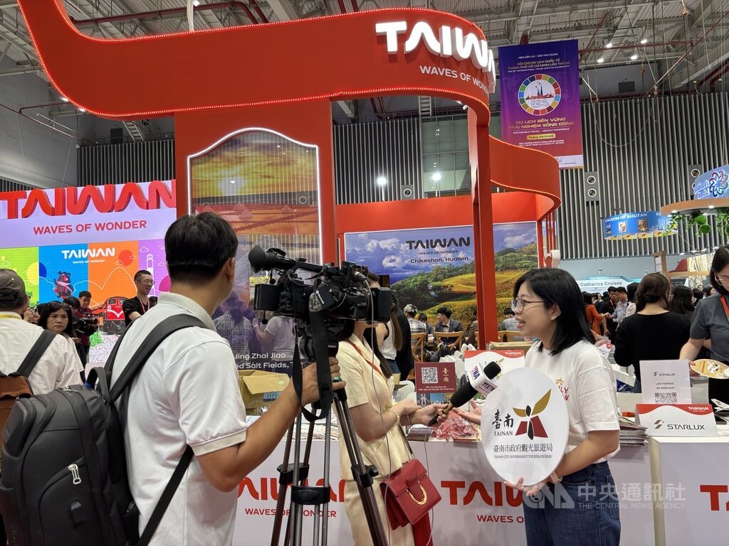 胡志明市ITE國際旅展4日至6日熱鬧登場。交通部觀光署集結全台35個單位組成台灣館，活動吸睛，引起許多當地與各國業者洽詢，越南電視台也前來訪問參展的台南市觀光旅遊局。 圖：中央社記者曾婷瑄/攝