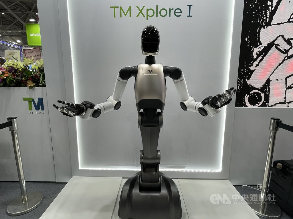 SEMICON Taiwan 2025國際半導體展本週登場，特別規劃微機電暨感測器論壇，探討機器人感測元件技術應用。 圖為達明的人形機器人產品。 圖：中央社記者鍾榮峰/攝