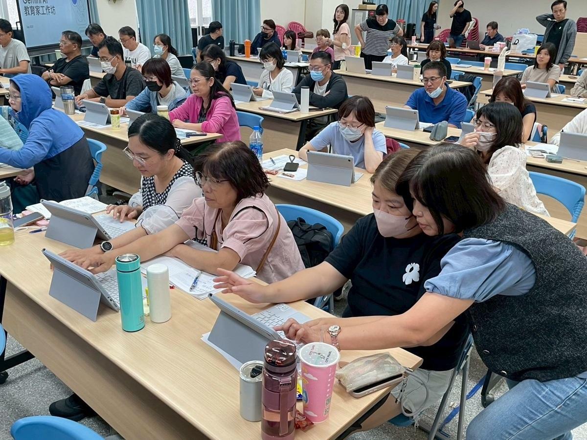 參與教師親身體驗Gemini AI如何協助備課、生成教學素材、設計個別化學習任務。 圖：高雄市教育局/提供