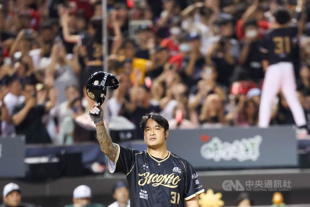 中華職棒味全龍「大師兄」林智勝（前）7日在台北大巨蛋進行引退賽最終戰，6局下，林智勝要進入打擊區前，特別脫下頭盔環視一圈，感謝為他應援的球迷。中央社記者吳家昇攝　114年9月7日