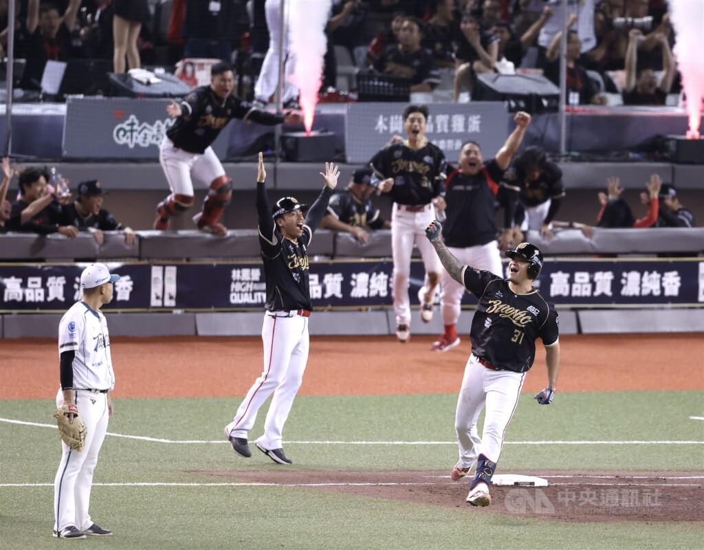 林智勝（前右）6局下轟出生涯第305轟，嗨翻全場。中央社記者張新偉攝　114年9月7日