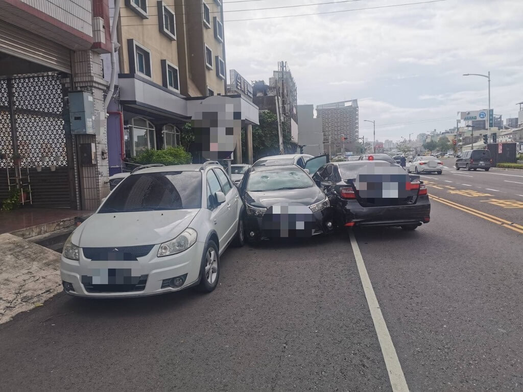 高雄市鹽埕區某當鋪保險箱遭竊，警方鎖定翁姓及陳姓男子涉有重嫌，陳男7日在鳳山區遭圍捕時拒捕，員警現場開2槍擊破車輛前後車輪，但陳男仍持續衝撞，員警再朝引擎開2槍，最後破窗將其逮捕。（高雄市政府警察局鹽埕分局提供）中央社記者張已亷傳真　114年9月7日