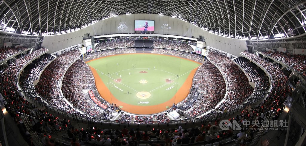中華職棒味全龍隊一連3天在台北大巨蛋替「大師兄」林智勝舉辦引退系列賽「31CONIC 智勝一擊」，7日最終戰依舊吸引滿場4萬名球迷觀賽。中央社記者張新偉攝　114年9月7日