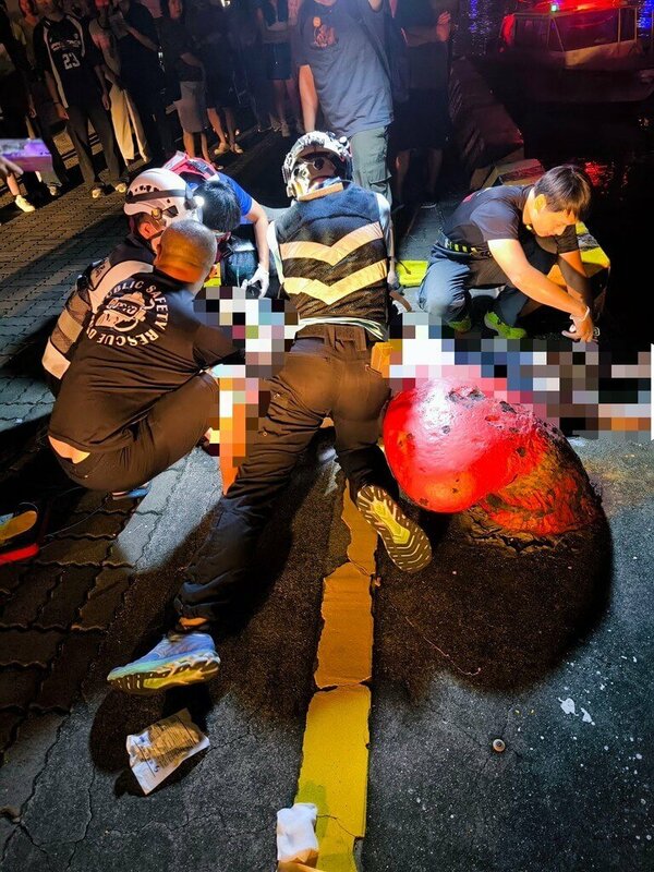 高雄市警方7日晚間接獲報案，指鹽埕區大義街底、駁二藝術特區附近有男子落水。警方表示，落水者為47歲加拿大籍男子，疑因飲酒不慎失足落水，送醫搶救後生命跡象穩定，尚未恢復意識。（高雄市政府警察局鹽埕分局提供）中央社記者張已亷傳真　114年9月7日