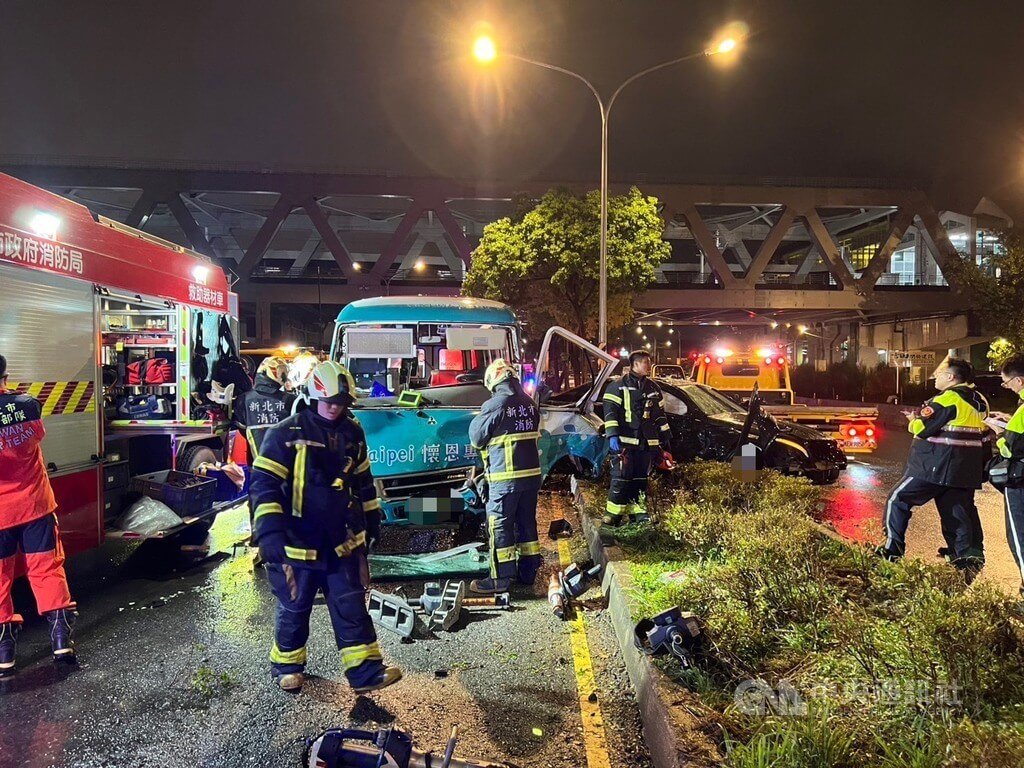 新北市新店區7日傍晚6時許發生自小客車撞上對向懷恩專車的車禍，公車女駕駛經搶救脫困後送醫。（翻攝照片）中央社記者王鴻國傳真　114年9月7日
