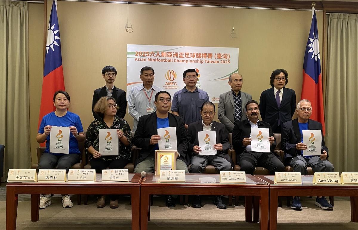 台灣全民足球協會陳湟滕與亞洲迷你足球總會理事長Dato’ Worawi Makudi共同宣布2025年第二屆「六人制亞洲盃足球錦標賽」11月30日到12月7日將在台灣舉辦。 圖：林朝億/攝