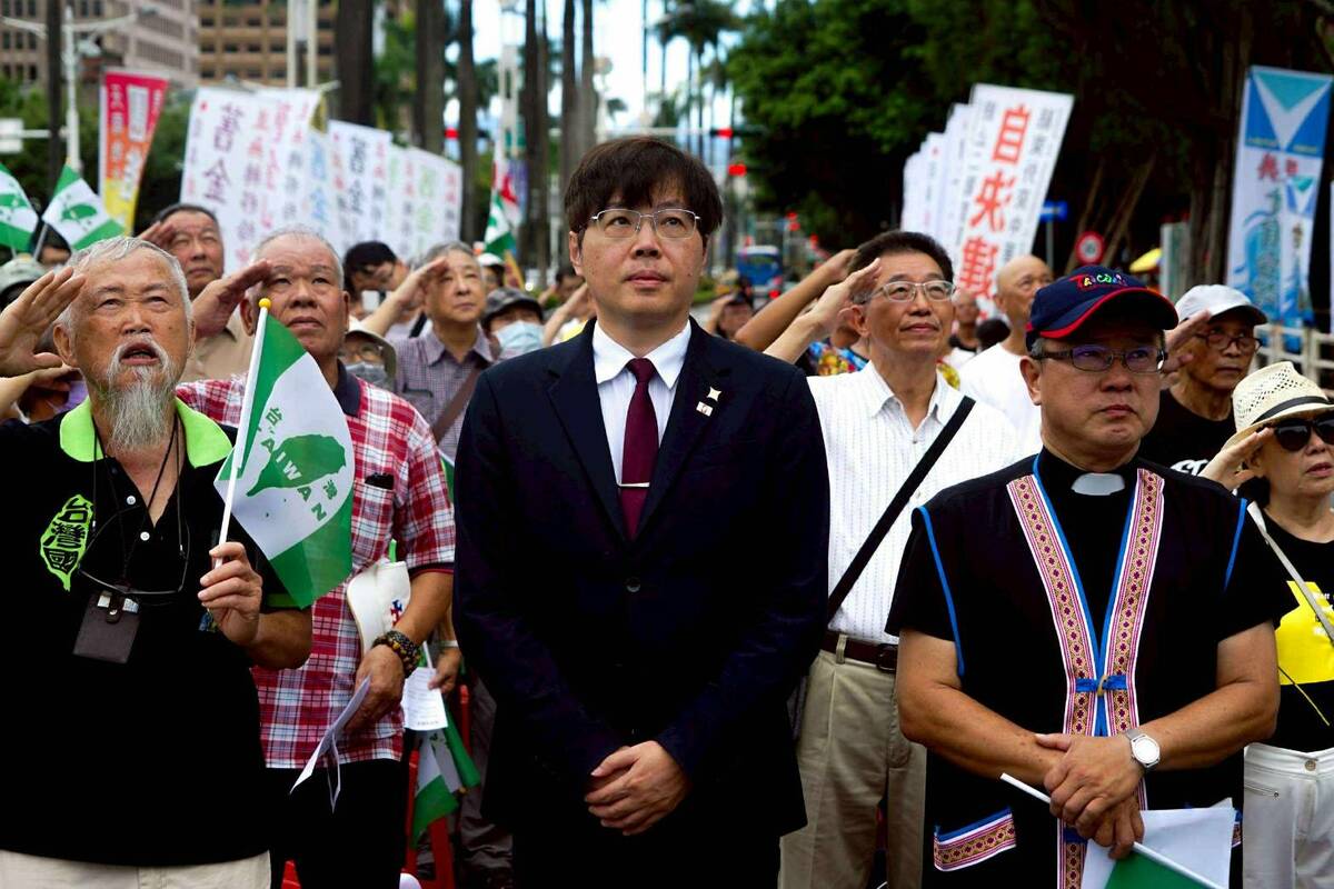 今日《舊金山和約》74週年，獨派團體舉辦升旗，台灣基進黨主席王興煥也參與其中。 圖：台灣基進提供