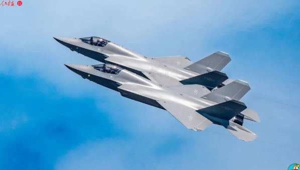 雖然解放軍已經列裝同屬第五代戰鬥機的殲-20 系列戰機，但有中國專家分析認為，解放軍未來可能加強殲-35 系列戰機的生產與部署，推動實現空軍戰力最大化的目標。圖為殲-35 。 圖：翻攝自 騰訊網 鼎盛沙龍