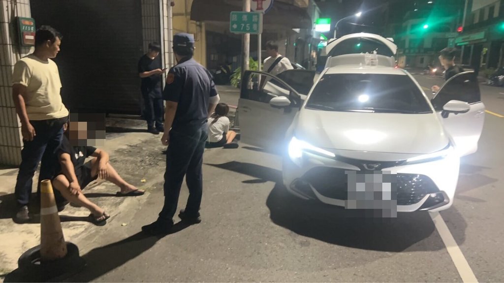 高雄市警察局岡山分局甲圍派出所外，7日下午發生行車糾紛，一車拒檢衝撞警方，員警當下朝車前開槍制止仍被對方逃逸；經追查，晚間陸續在左營區及鼓山區將涉案2男1女查緝到案。（高雄市警察局岡山分局提供）中央社記者張已亷傳真　114年9月8日