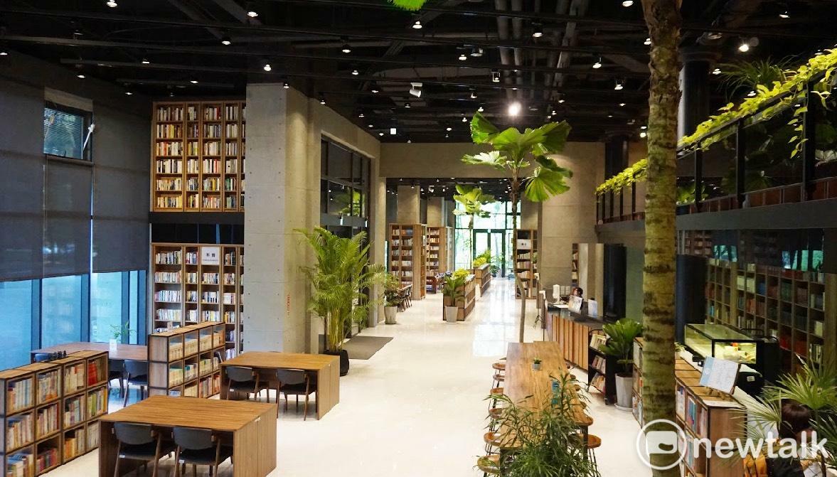 《拾本書堂》不只是企業附屬設施，而是一個串聯閱讀、公益與陪伴的社會實驗，讓城市裡的知識與關懷能持續發芽。 圖：網銀基金會/提供