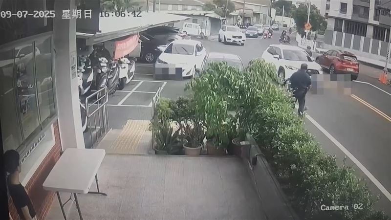白色小客車衝撞員警後加速逃逸。 圖：警方提供