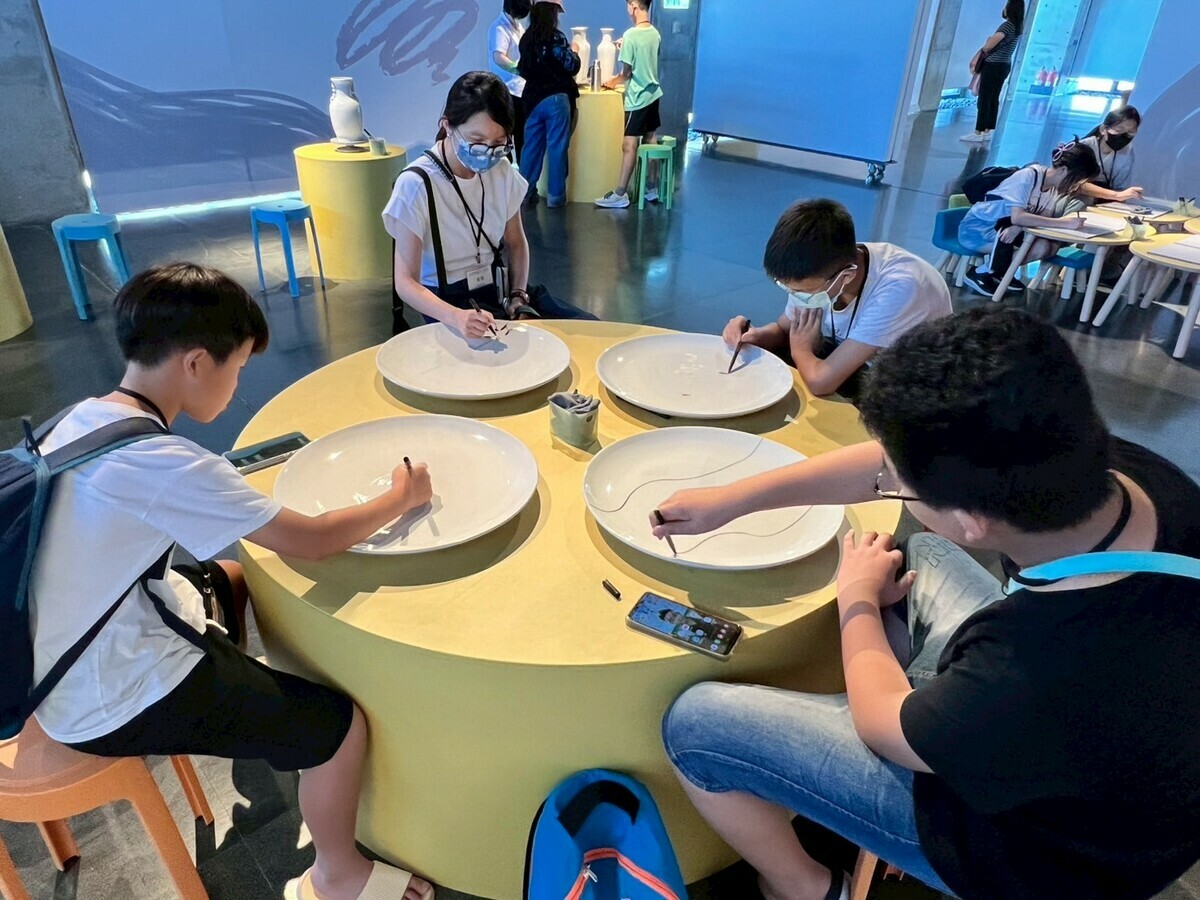 同學們到鶑歌博物館藝術體驗。 圖：網銀基金會/提供