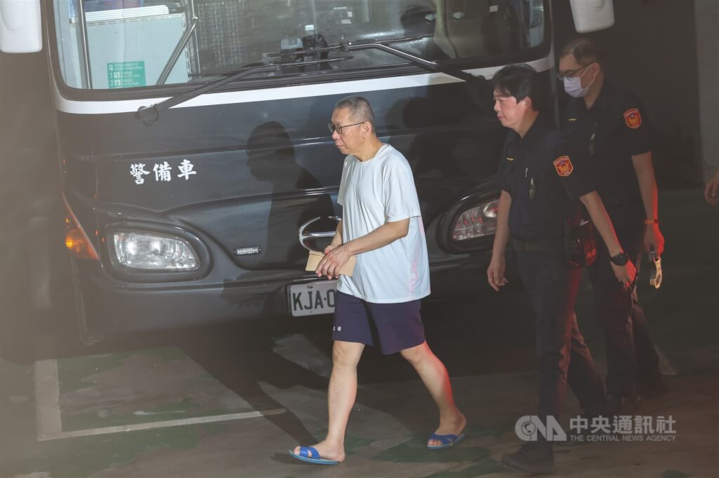 前台北市長柯文哲（白衣）涉及京華城等案聲請具保停押，獲台北地方法院裁定以新台幣7000萬元交保。圖為柯文哲於8日下午搭乘警備車抵達北院，將配戴電子腳鐶。中央社記者吳家昇攝　114年9月8日