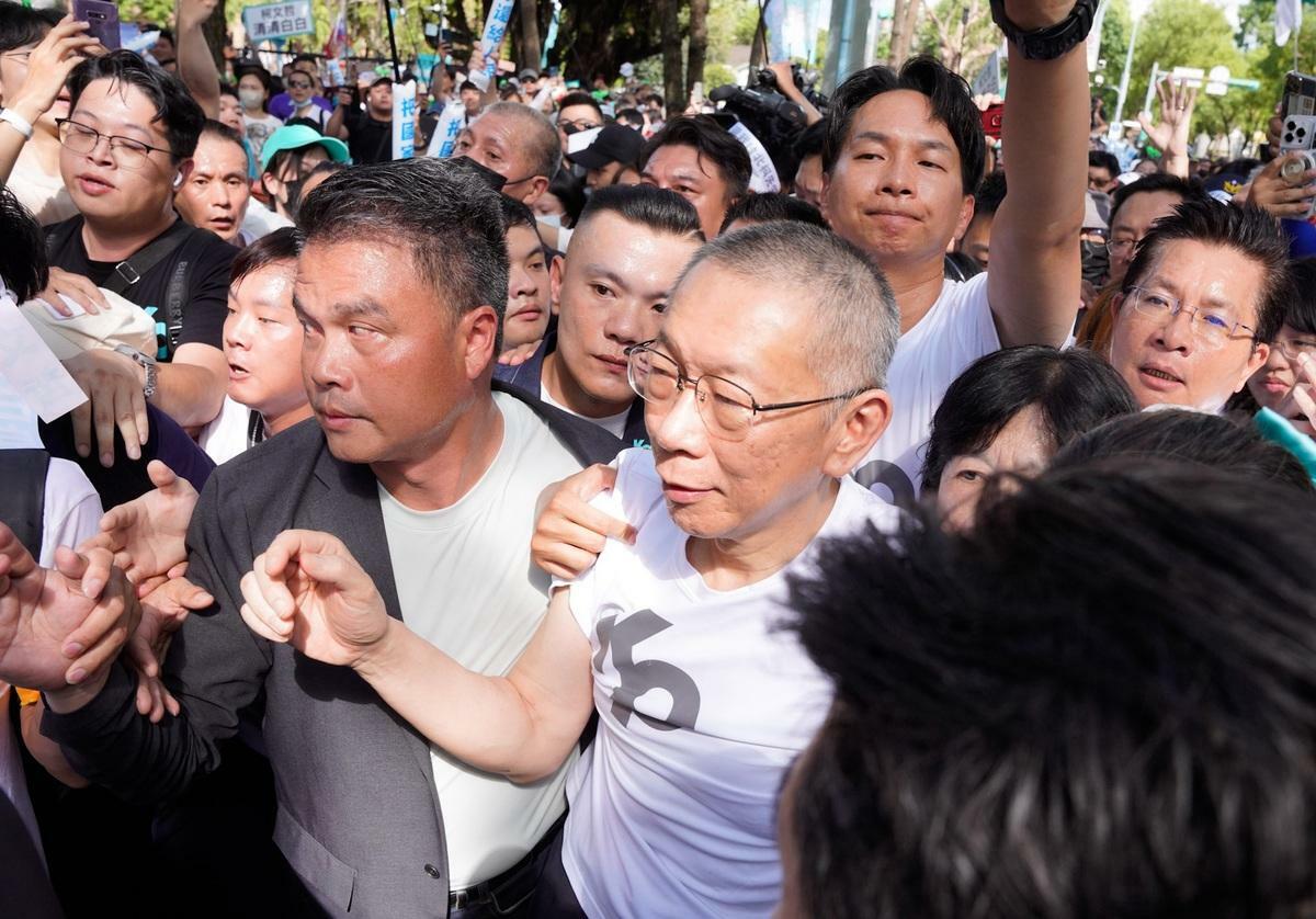 前民眾黨主席柯文哲在支持者和黨公職簇擁下走上座車。 圖：張良一/攝
