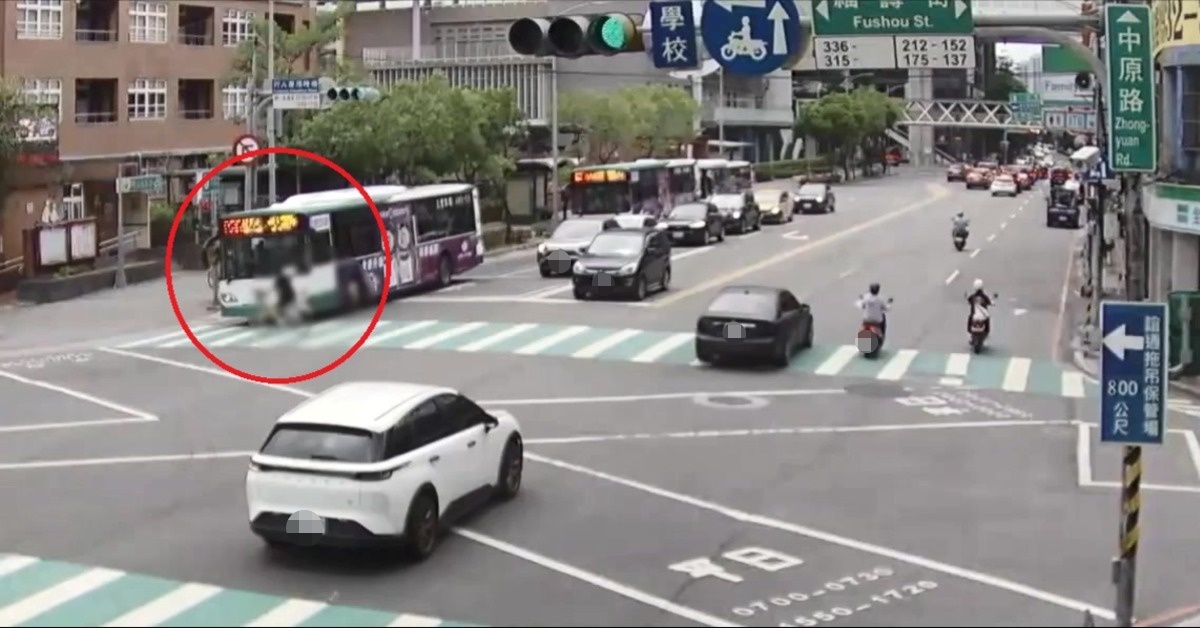 腳踏車少年闖紅燈遭公車撞上，所幸司機緊急煞車未造成傷害。 圖：民眾提供