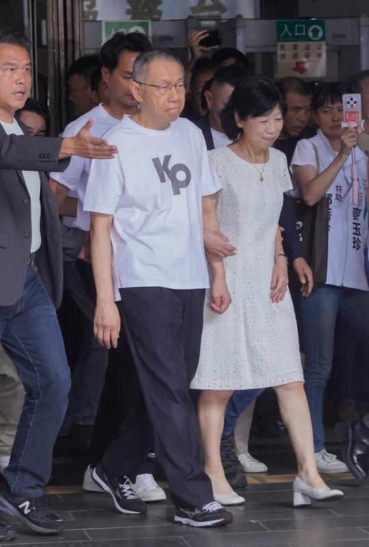 柯文哲在夫人陳佩琪和民眾黨主席黃國昌陪同下步出台北地院。 圖：張良一 / 攝
