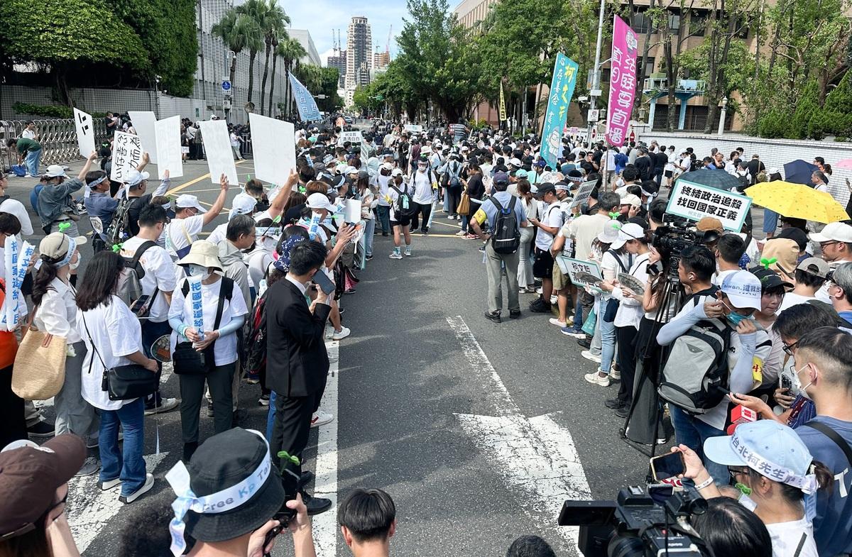 不少小草聚集在北院外迎接柯文哲。 圖：張良一 / 攝
