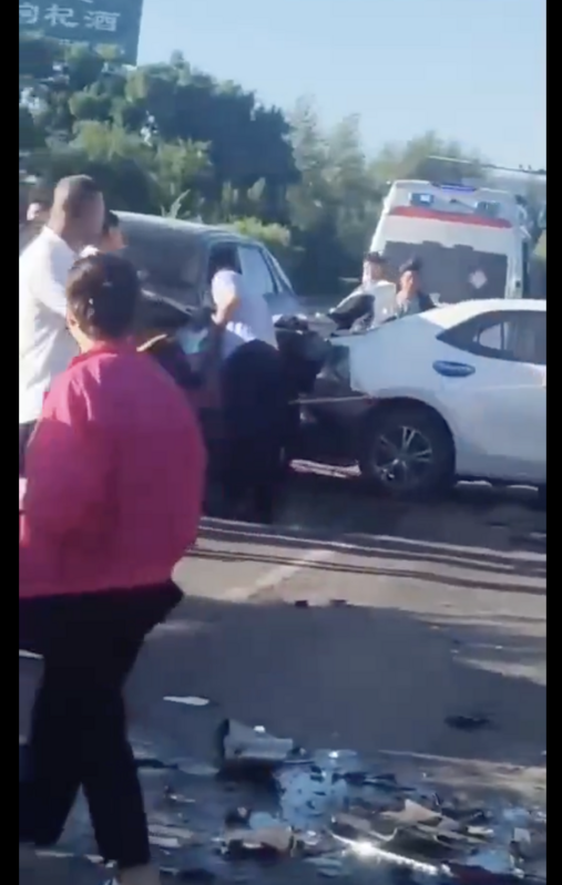 黑龍江綏化蘭西縣南綏蘭路上大貨車情緒失控，連撞數量車造成嚴重車禍。 圖：翻攝自@muyang909