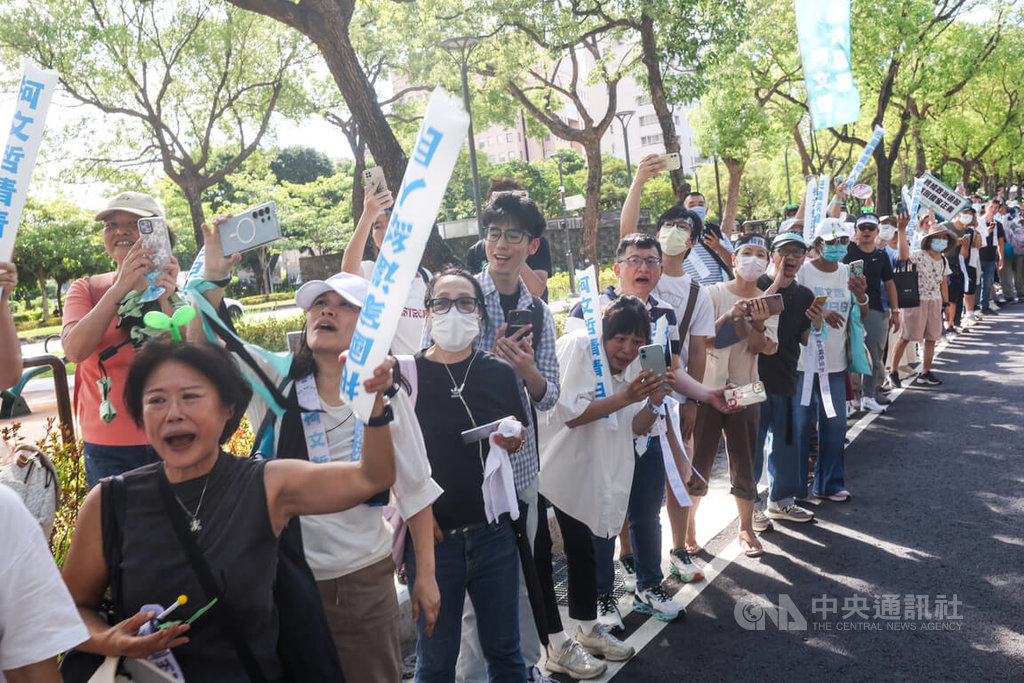 前台北市長柯文哲涉京華城案，8日以新台幣7000萬元交保，他下午離開北院，支持者在場外夾道歡迎，為柯文哲加油打氣。中央社記者吳家昇攝　114年9月8日