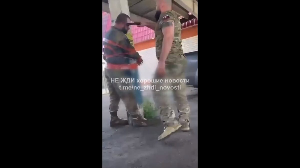一名俄軍士兵因偷竊死亡戰友的手錶，遭另一名士兵痛毆，並被綁在柱子上用槍指著額頭。 圖：擷取自 @NiKiTa_32156 X 分享影片