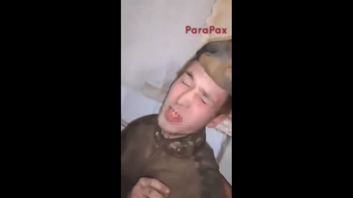 一名俄軍士兵因向國防部反映服役環境不佳，被上級單位教訓。 圖：擷取自 @NiKiTa_32156 X 分享影片