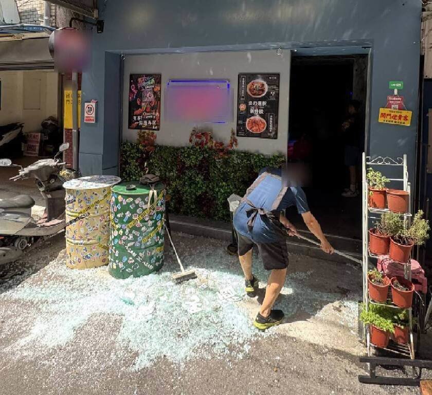 台中市西屯區逢甲商圈一家餐館8日中午因使用瓦斯噴槍不慎，造成2名員工燒燙傷，消防人員到場給予處置後送醫救治。圖為店家清理碎裂一地的玻璃。（民眾提供）中央社記者郝雪卿傳真  114年9月8日