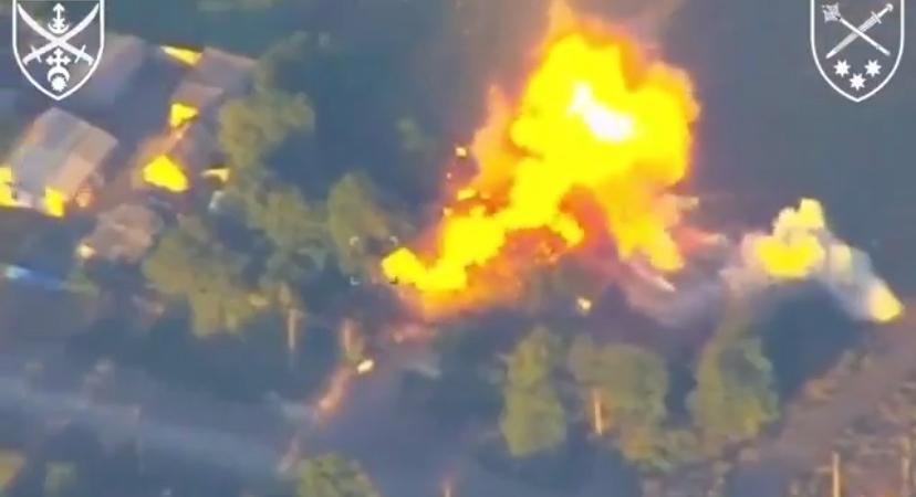 俄軍無人機控制中心遭烏軍滑翔炸彈攻擊。 圖：翻攝自 X