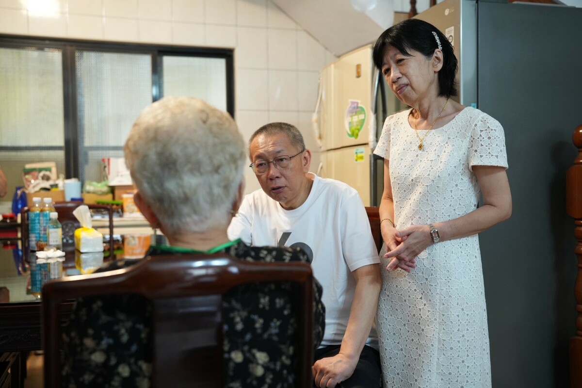 民眾黨前主席柯文哲交保後，立刻與柯妻陳佩琪回新竹老家探望柯媽何瑞英。 圖：民眾黨 / 提供