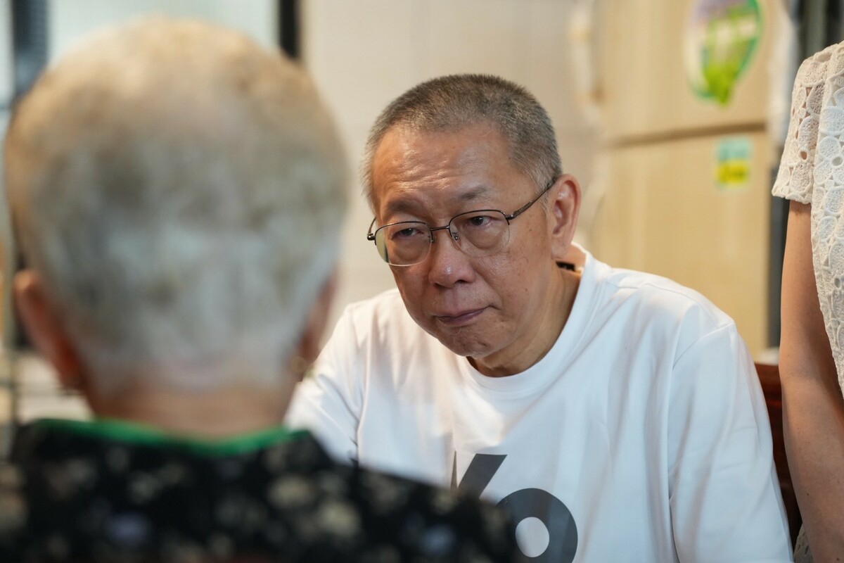 民眾黨前主席柯文哲交保後，立刻與柯妻陳佩琪回新竹老家探望柯媽何瑞英。 圖：民眾黨 / 提供