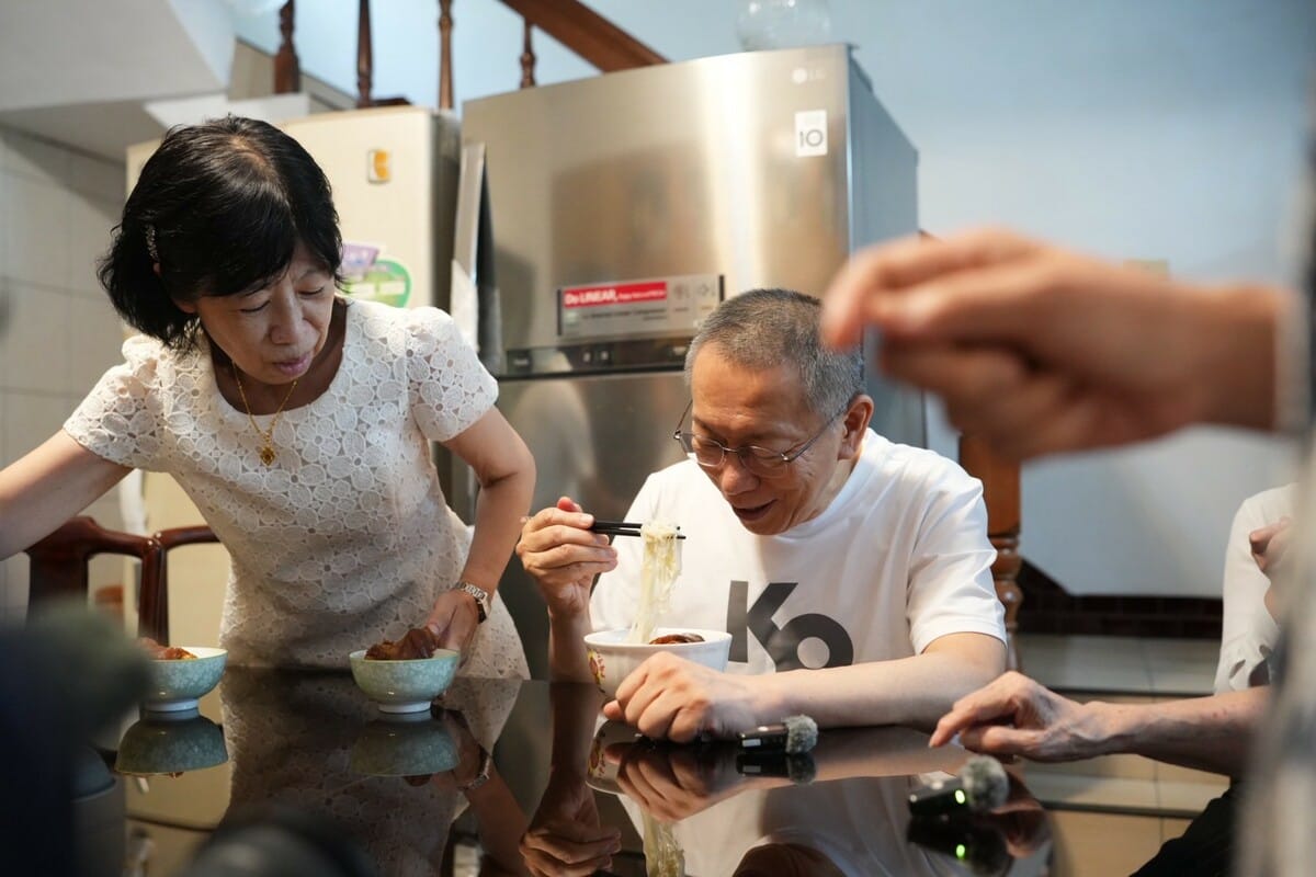民眾黨前主席柯文哲交保後，新竹老家準備豬腳麵線給柯文哲吃。 圖：民眾黨 / 提供
