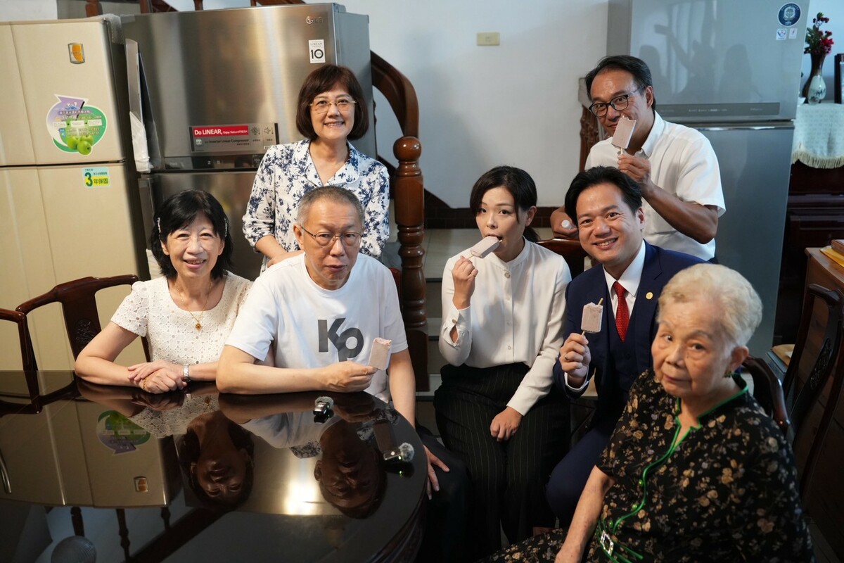 民眾黨前主席柯文哲交保後，立刻與柯妻陳佩琪回新竹老家探望柯媽何瑞英。 圖：民眾黨 / 提供