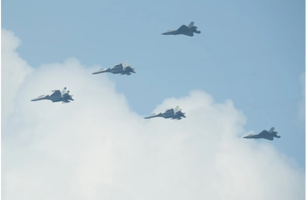 中國透過「九三閱兵」對外展示解放軍現役的 5 款隱身戰機，引發世界各地軍事愛好者關注。然而，有美國軍事媒體質疑，在解放軍極力推動六代機發展的背景下，第五代戰鬥機的殲-35 與殲-20 很可能不會獲得繼續發展的機會。圖為解放軍飛行編隊。 圖：翻攝自 騰訊網 零度 Military