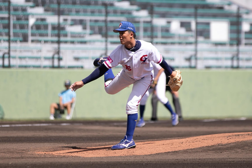 U18世界盃棒球賽台灣隊8日與澳洲隊交手投打發揮，終場以10比2搶下關鍵第3勝，台灣隊王奕翔（圖）先發投4局被敲出5支安打，投出4次三振、無失分、拿下勝投。（中華民國棒球協會提供）中央社記者謝靜雯傳真　114年9月8日