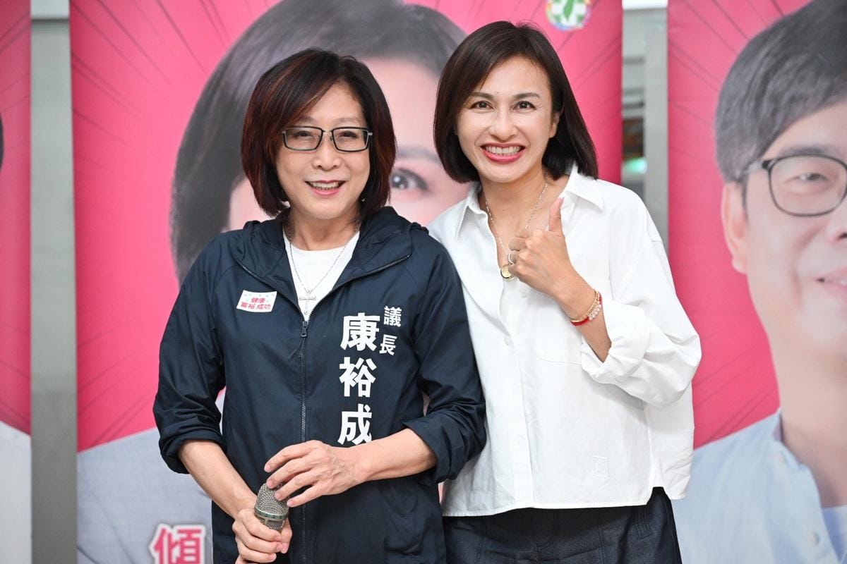 議長康裕成(左)到場力挺邱議瑩(右)。 圖：邱議瑩辦公室/提供