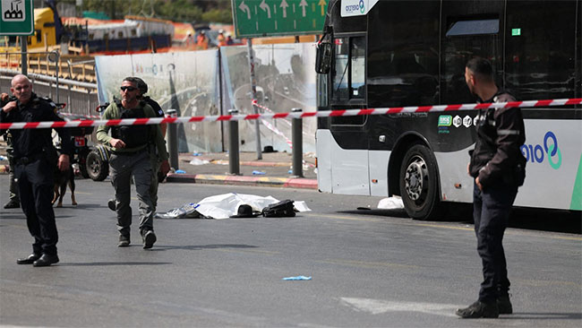 位於耶路撒冷的公車站發生槍擊事件，導致至少 6 人死亡，約莫 22 人受傷。 圖：擷取自 Proud Bhartiya 的 X
