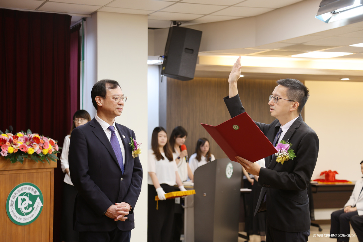 疾管署今(9)日交接，石崇良監交，莊人祥移印信予羅一鈞；羅定調防疫聚焦人才永續與國際影響力。 圖：疾管署／提供
