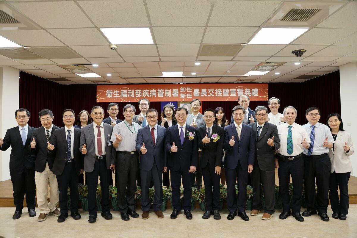 衛福部疾管署今(9)日完成新舊署長交接。由衛福部部長石崇良部長親自監交，前署長莊人祥正式將印信交給現任署長羅一鈞，與會者包括台大副校長張上淳、前署長郭旭崧等，共同見證交接。 圖：疾管署／提供